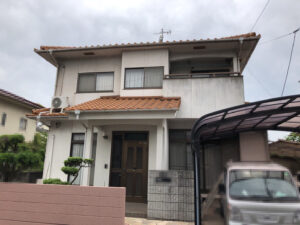 ひび割れ、カビが目立っている状態